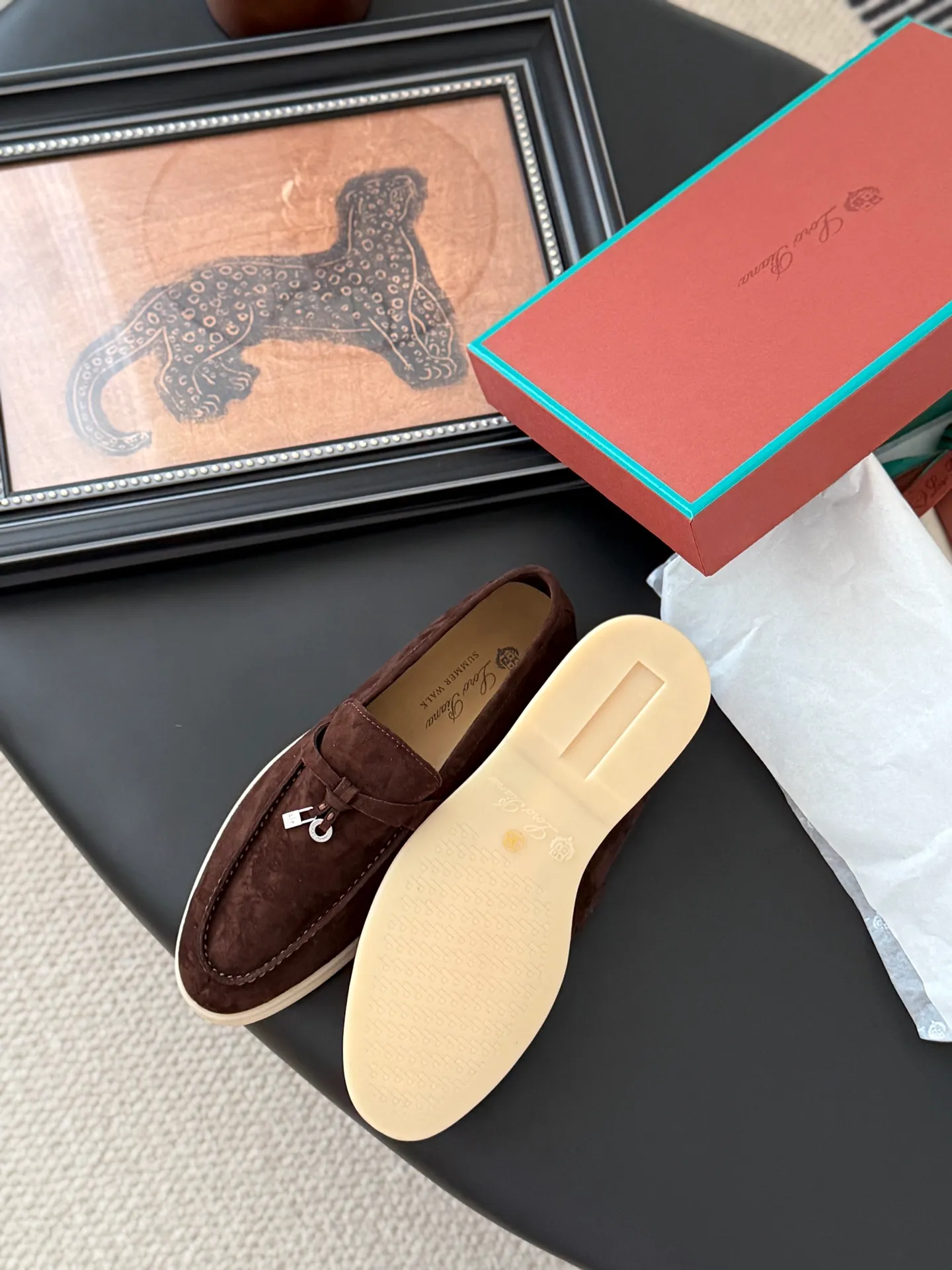 👟👟Ex-factory price 480👟👟 Top-quality double-layered genuine leather loafers. The quality is authentic. LP only sells high-end versions. Summer walk only has O pairs and countless pairs. The aesthetics and choice of shoes are also a kind of self-expression. Loro captures me with the comfort of walking on clouds. It adapts to the comfortable and relaxed state of wearing on weekdays, allowing i people to shuttle freely in relaxation and leisure. Double-layer leather on the upper, sheepskin lining Original outsole Size: 35-44